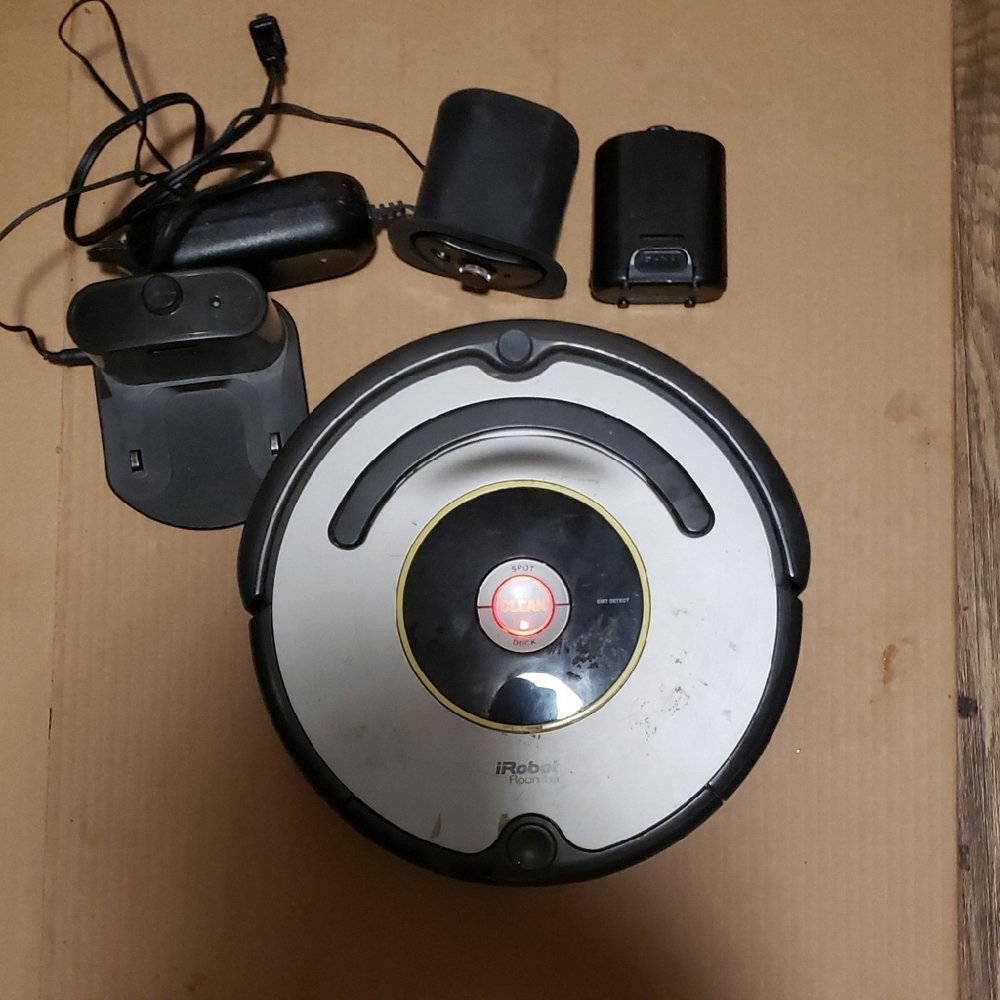 iRobot Roomba Vacuum Cleaner with Accessories. Model 630.